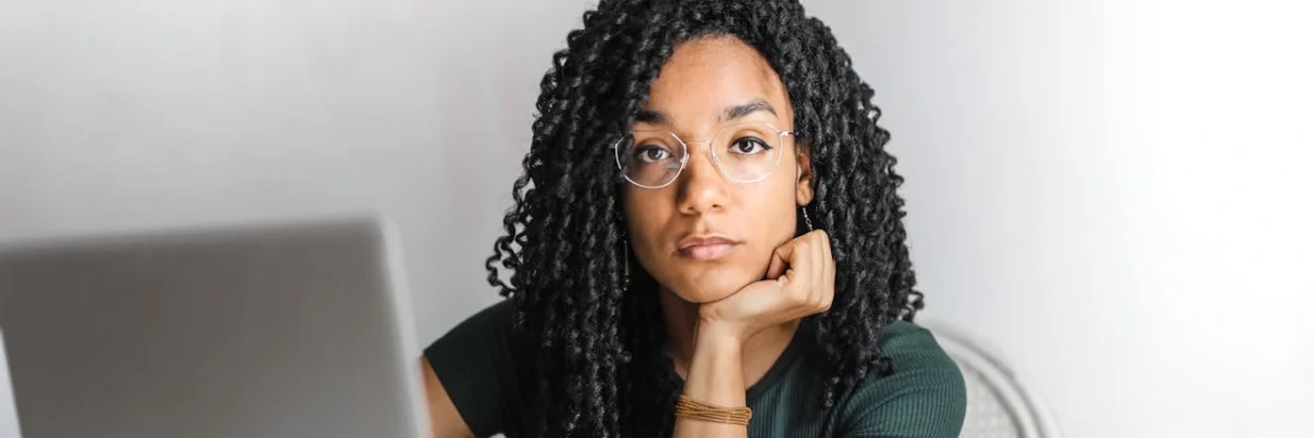 Binti amekaa na laptop akifanya maombi ya vyuo vya afya