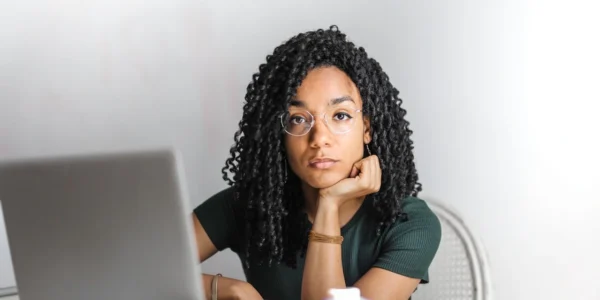 Binti amekaa na laptop akifanya maombi ya vyuo vya afya