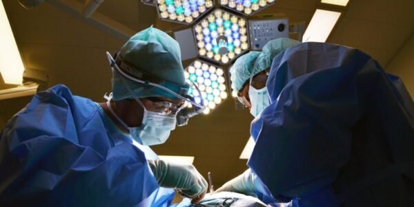 Kozi ya clinical medicine hutoa wataalamu wa afya kama wailio hapa chumba cha upasuaji, co, doctor